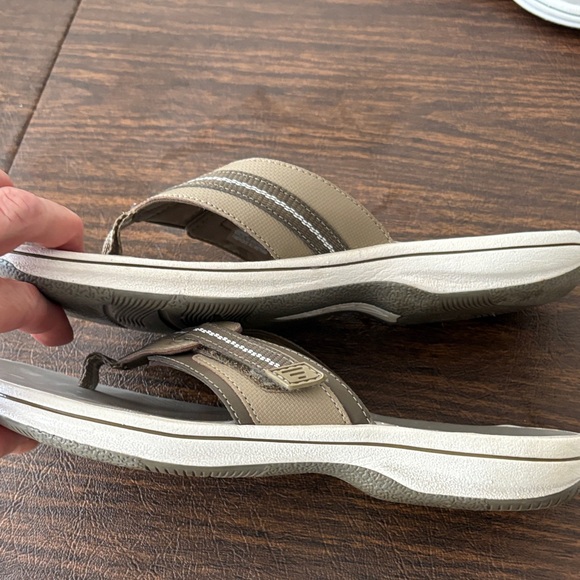 Clarks Cloudsteppers Flip Flops in Tan - Picture 3 of 5